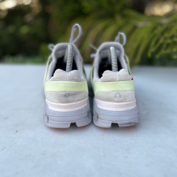 On Cloud Running Shoes Womens Size: 8.5 - Picture 4 of 7